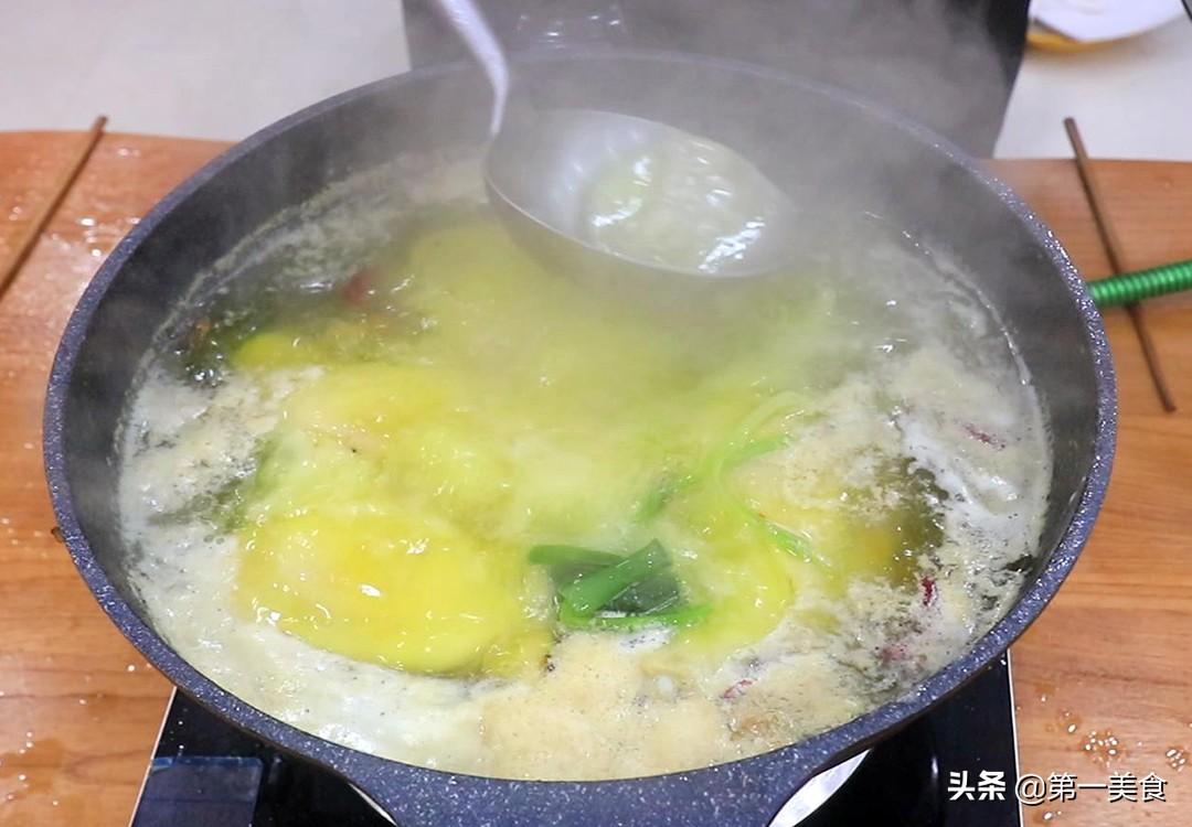 【家常美食】口水鸡的家常做法，鸡皮鲜香，口感绝佳！