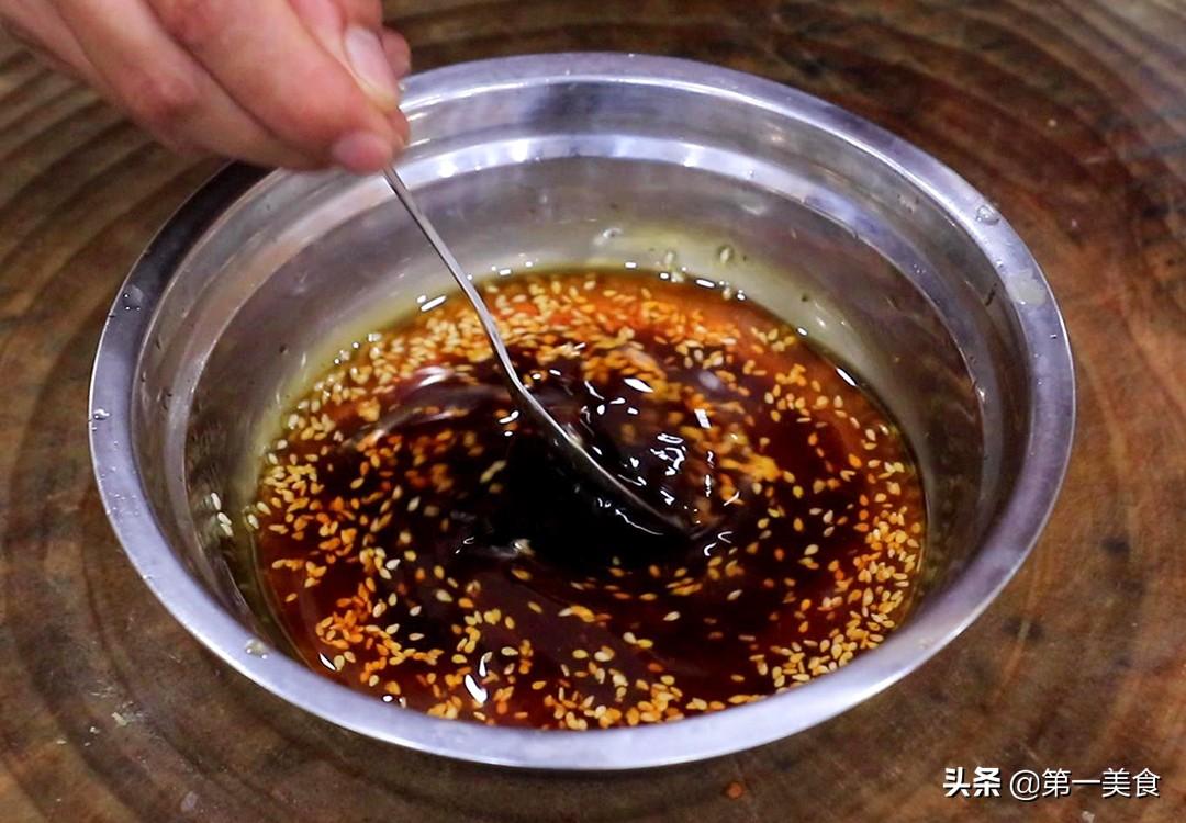 【家常美食】口水鸡的家常做法，鸡皮鲜香，口感绝佳！