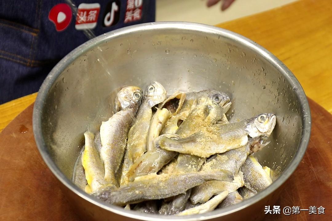 干炸小黄鱼的正确做法，酥脆焦香不失口感，河南美食必备