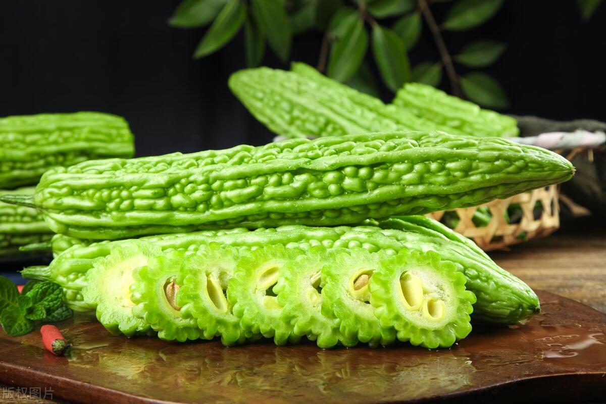 夏日必吃 | 食用炝拌苦瓜，轻松预防上火与降血压