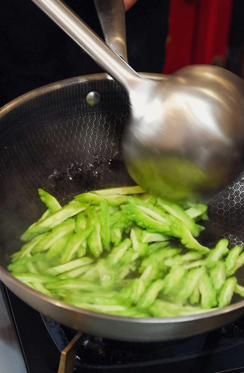 夏日必吃 | 食用炝拌苦瓜，轻松预防上火与降血压