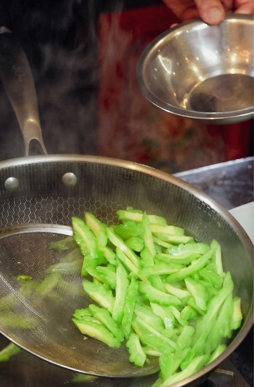 夏日必吃 | 食用炝拌苦瓜，轻松预防上火与降血压