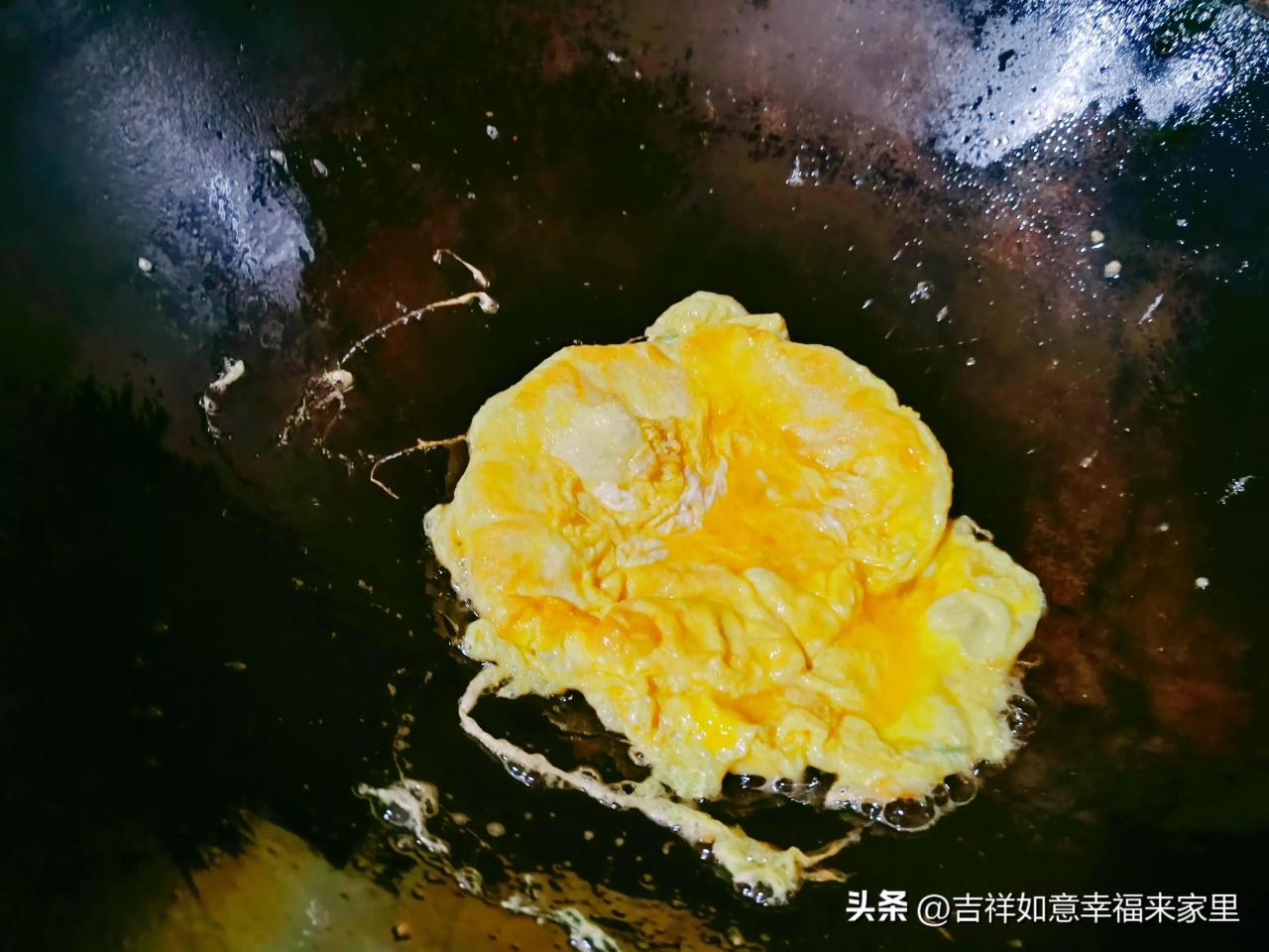 香椿炒鸡蛋，美味绝佳的家常菜，教你正确的炒制方法