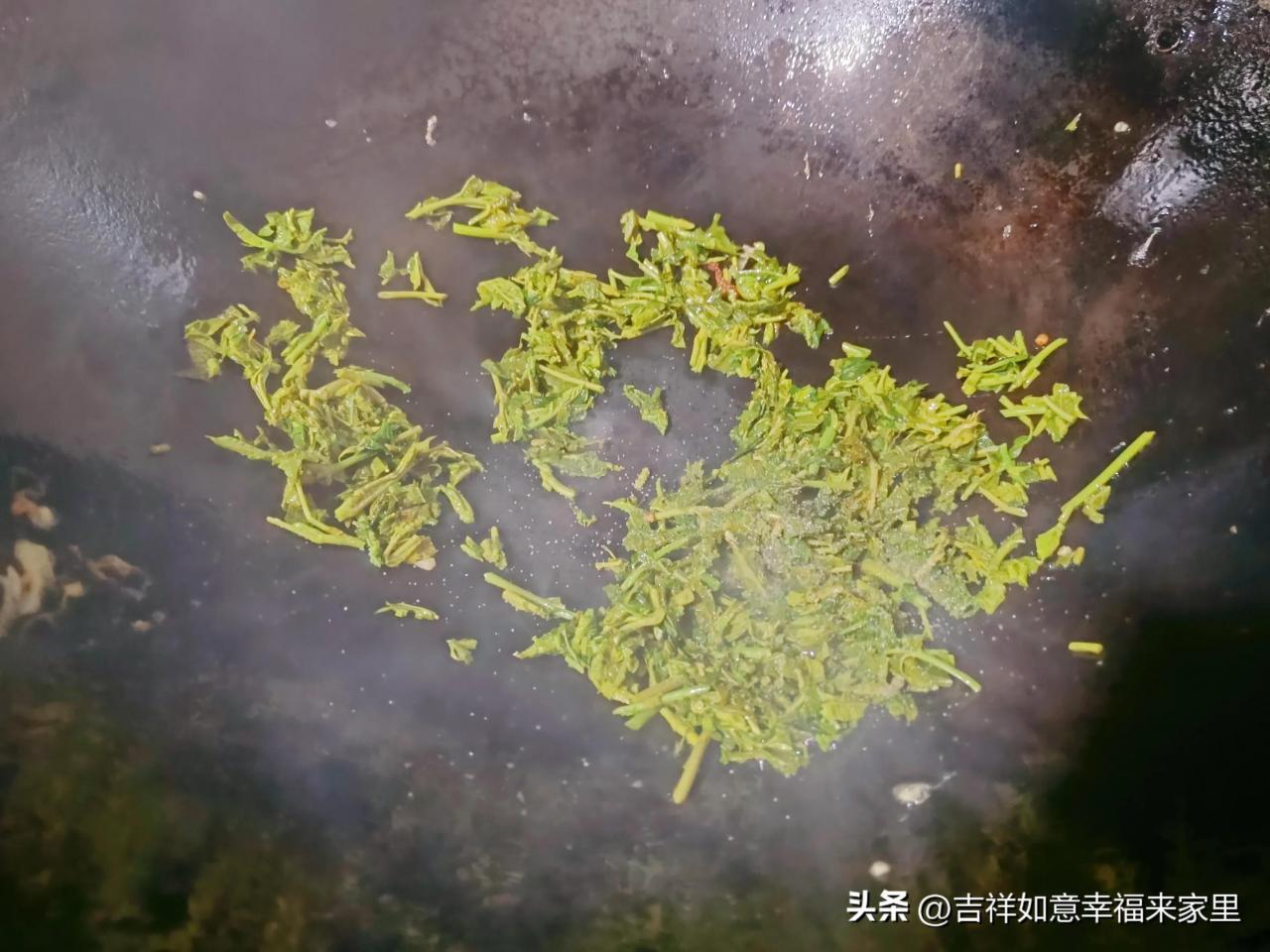 香椿炒鸡蛋，美味绝佳的家常菜，教你正确的炒制方法