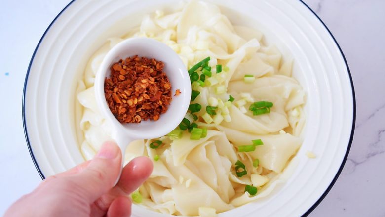 饺子皮油泼面