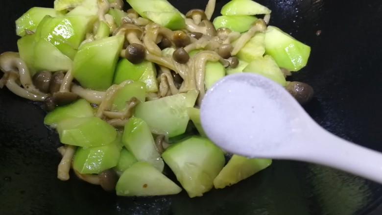 蟹味菇炒秋黄瓜