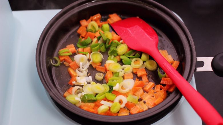 补钙又营养的虾仁豆芽蛋炒饭