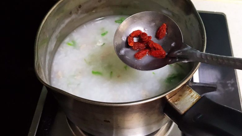 宝宝健康食谱   香葱枸杞瘦肉粥