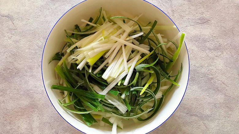 适合冬天里吃的凉菜（香菜大葱拌豆皮）