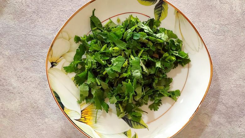 适合冬天里吃的凉菜（香菜大葱拌豆皮）