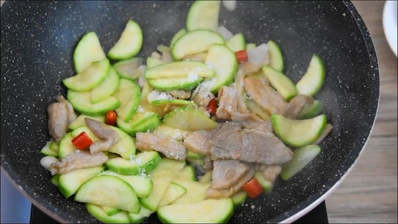 西葫芦炒肉片—从小吃到大的家常菜，简单易学哦