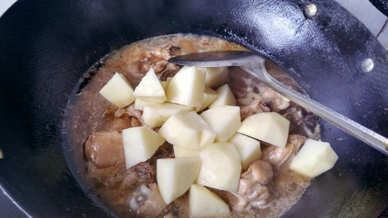 土豆烧鸡块