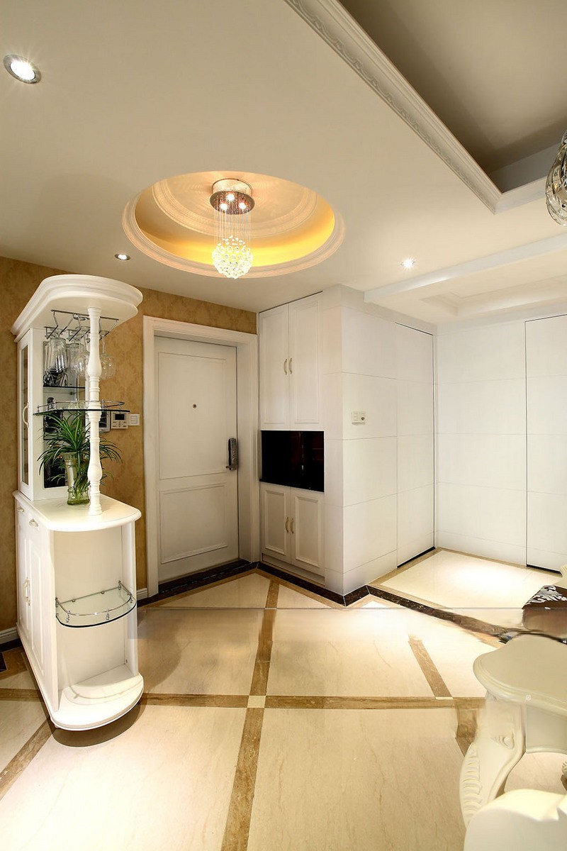 上海亚东观云国际130平简欧风格三居室玄关装修效果图